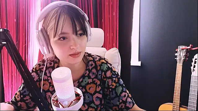 Chat +18 de Avi_Nile ao vivo