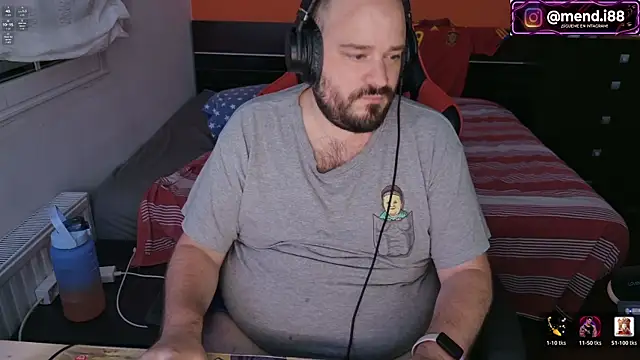 Show modela menditeta1 na web-kameri
