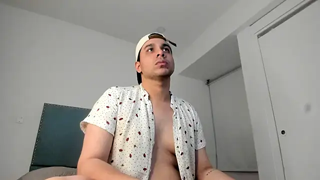 Show modela Latin_boy_surprisee na web-kameri