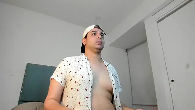 Latin_boy_surprisee 在線直播表演