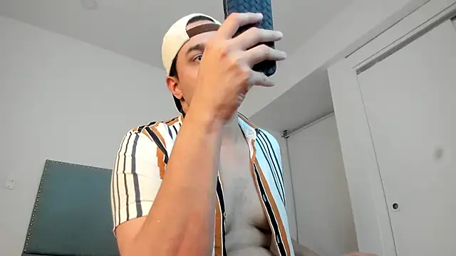 Latin_boy_surprisee 在線直播表演