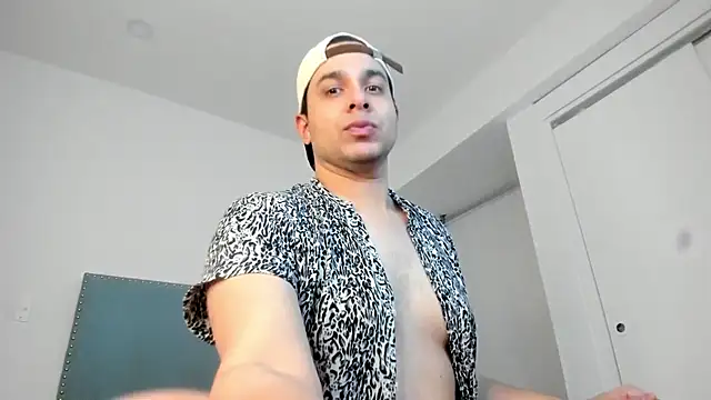 Pokazy przed kamerką – Latin_boy_surprisee
