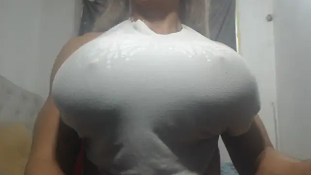 הופעת וובקאם של DanielaMuscleTS