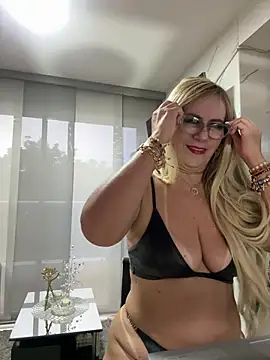 LARIANA_RIVERA23 Adlı Modelin Canlı XXX Sohbeti