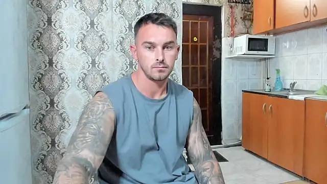 Jonmusclemaster Show in webcam