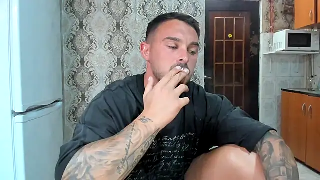 Jonmusclemaster: διαδικτυακό σόου στην κάμερα