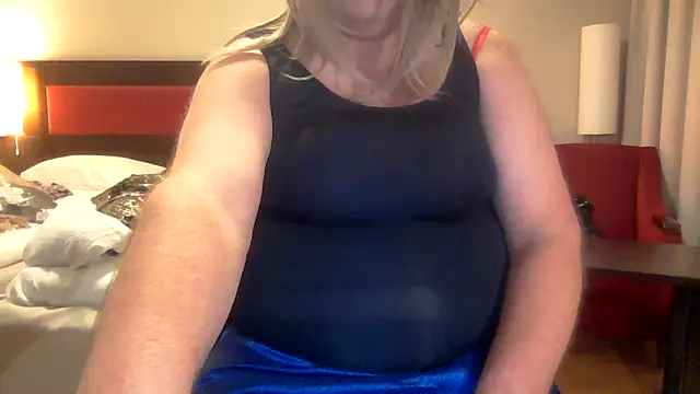 הופעת וובקאם של hugemaleboobs