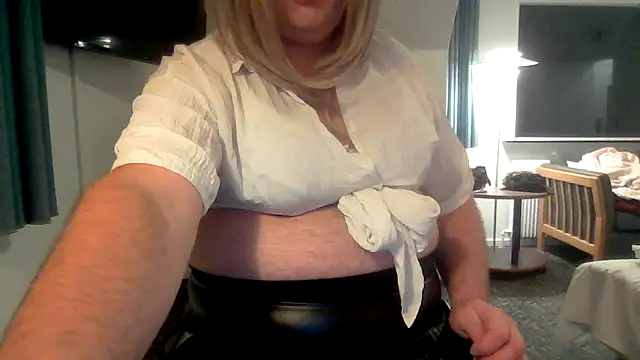 hugemaleboobs webcam show