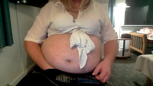 hugemaleboobsn Webbikameraesitys