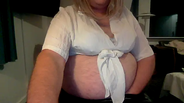 hugemaleboobsn Webbikameraesitys
