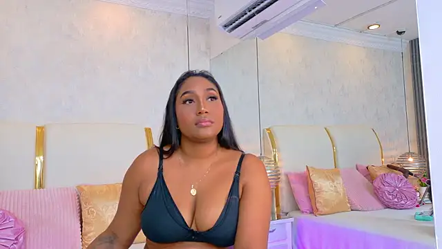 NaiomyLanes' Webcam Show