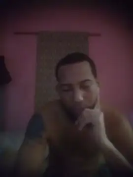 Migueltom12 Show in webcam