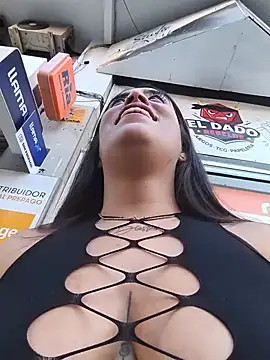 צ'אט XXX בשידור חי של MissNyraSecret