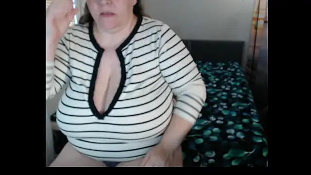 Pokazy przed kamerką – Sweetboobs