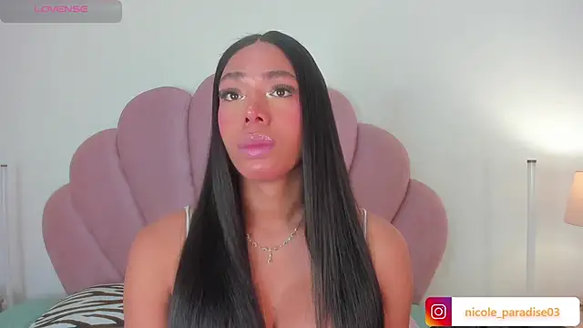 Nicole_Paradise: διαδικτυακό σόου στην κάμερα