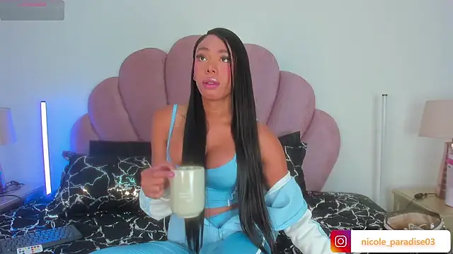 Nicole_Paradisen Webbikameraesitys
