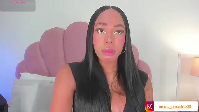 Nicole_Paradise Show in webcam