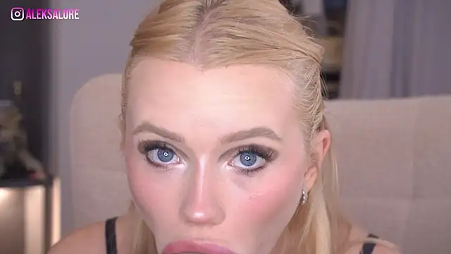 Show modela LexieLoree na web-kameri