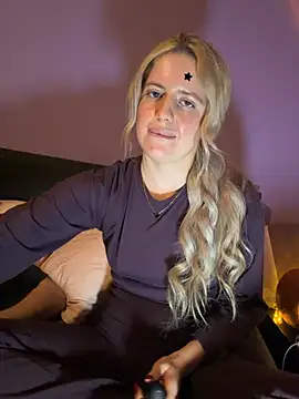 Show modela Holly-Glamour na web-kameri