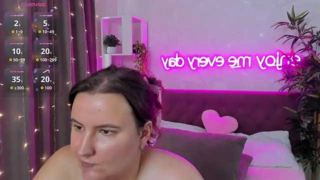 FeralPeach's Live XXX Chat