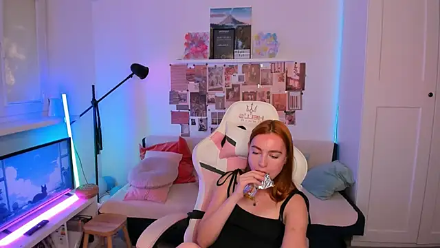 Mia_Madden's Live Chat Room