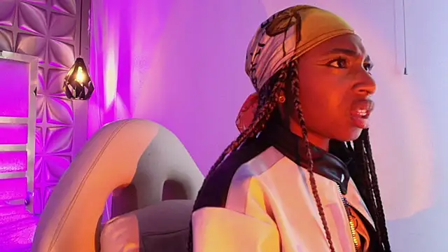 Show modela Queen_perla_ na web-kameri