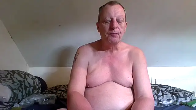 Pokazy przed kamerką – chubbybear2cum