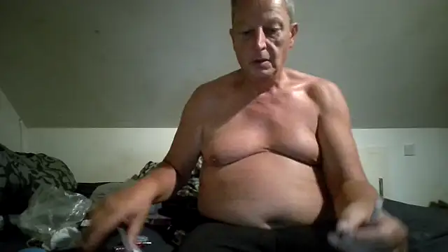 Pokazy przed kamerką – chubbybear2cum