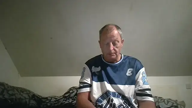 הופעת וובקאם של chubbybear2cum