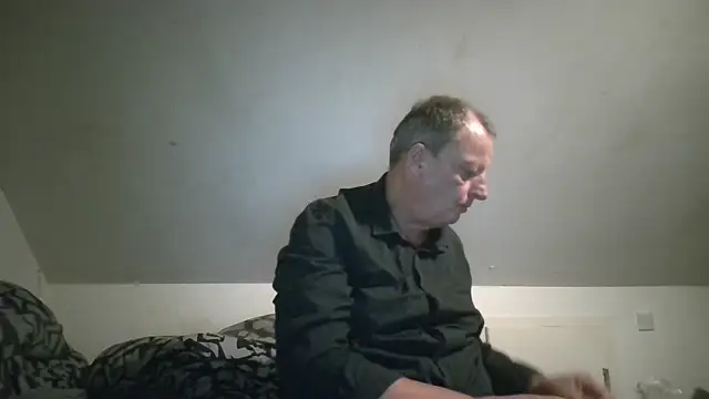 הופעת וובקאם של chubbybear2cum