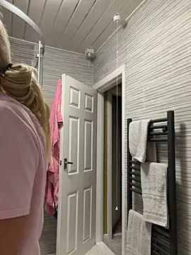 Irish_BarbieMilfx 网络视讯表演