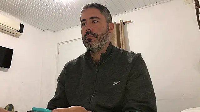 victor_chat: διαδικτυακό σόου στην κάμερα