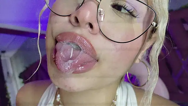 Haelycute: вебкам-шоу