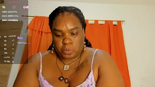 צ'אט XXX בשידור חי של lilybaudyn_