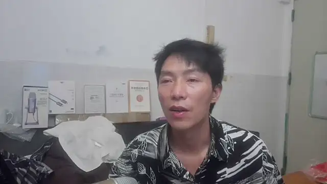 xhqds Show in webcam