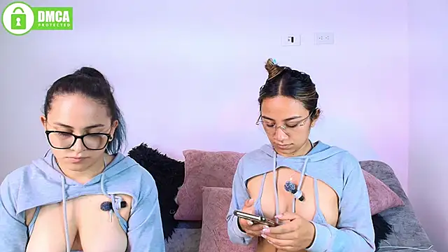 Jules_n_Gia Show Webcam
