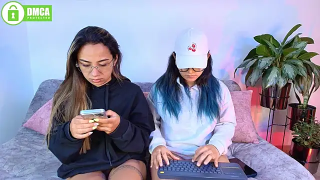 Jules_n_Gia Show in webcam