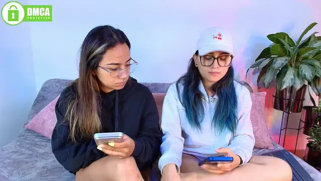 Jules_n_Gia Show in webcam