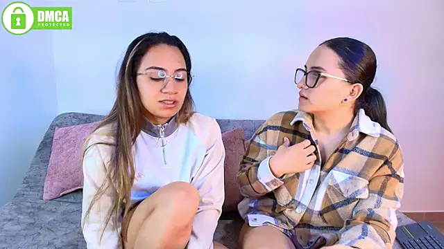Jules_n_Gia's Webcam Show