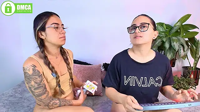 Jules_n_Gia's Webcam Show