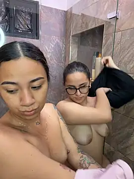 Jules_n_Gia's Webcam Show