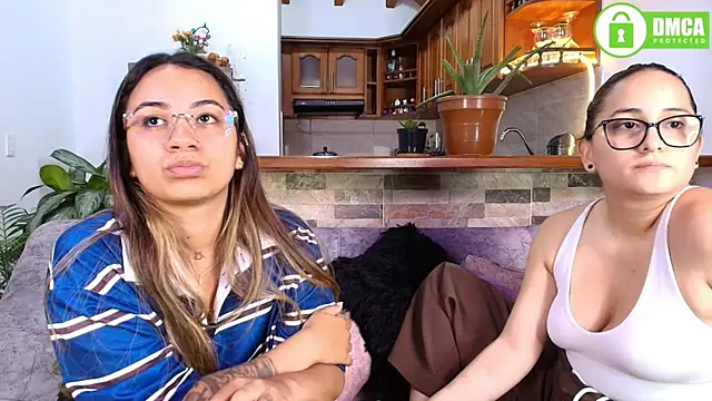 Jules_n_Gia's Webcam Show