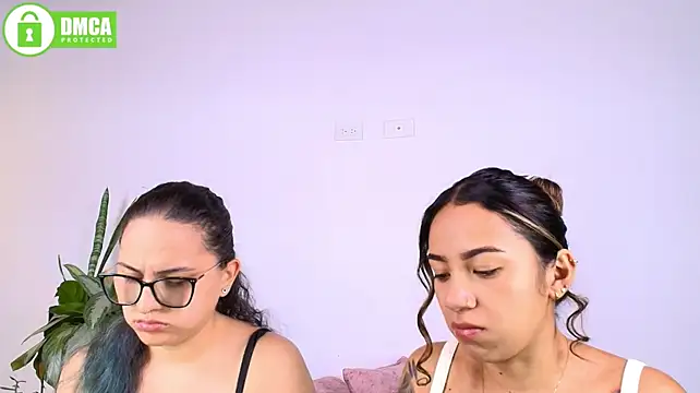 Jules_n_Gia Show in webcam