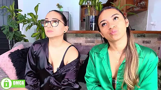 Show modela Jules_n_Gia na web-kameri