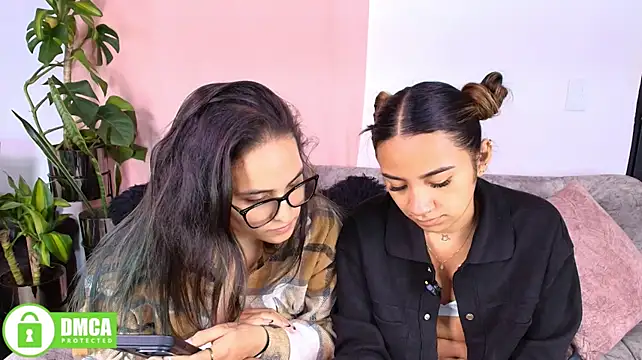 Jules_n_Gia's Webcam Show
