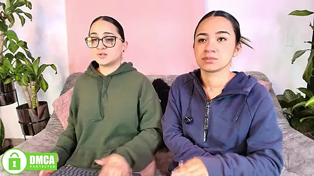 Jules_n_Gia's Webcam Show