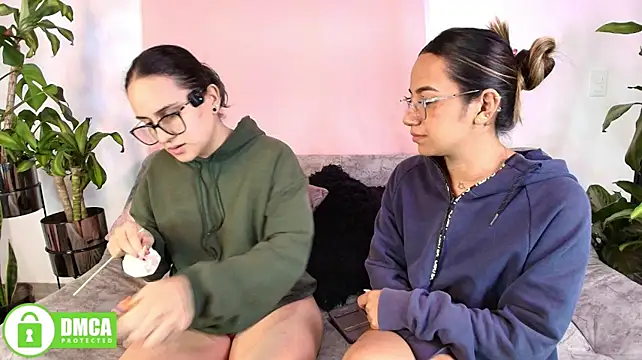 Jules_n_Gia Show in webcam