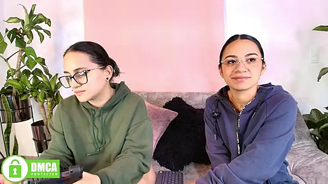 Jules_n_Gia's Webcam Show