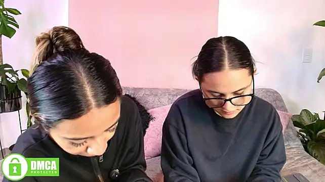 Jules_n_Gia's Webcam Show