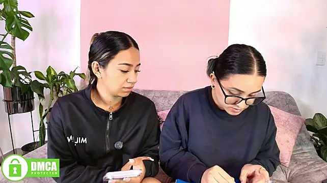 Jules_n_Gia Show in webcam
